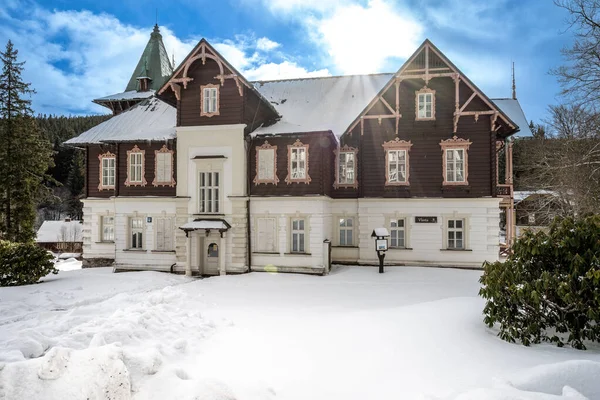 Karlova Studanka, Çek Cumhuriyeti - 02.02.2022: Kışın güzel doğada rahatlama ve iyileşme için dağ kaplıcası