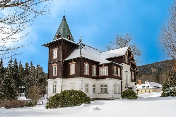 Karlova Studanka, Çek Cumhuriyeti - 02.02.2022: Kışın güzel doğada rahatlama ve iyileşme için dağ kaplıcası