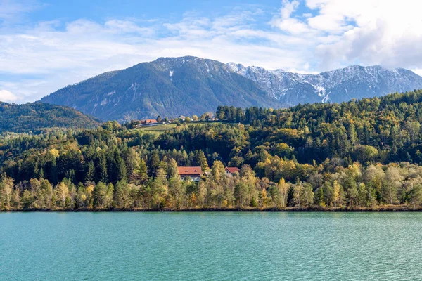 Hermoso panorama natural con río y montañas — Foto de Stock