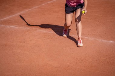 Açık hava kil kortunda gölge kadın tenis oyuncusu