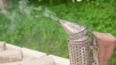 Arı kovanında duman konteynırı