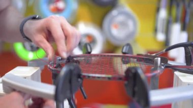 Servisteki badminton raketinin elle dizilimi