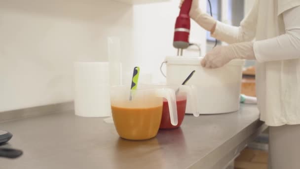 Ruční výroba barevného organického mýdla v laboratoři — Stock video