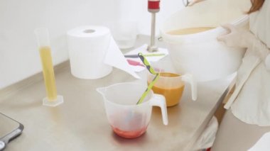 Laboratuvarda renkli organik sabun elle üretiliyor.