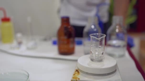 Experimentos científicos con fluidos y química en el laboratorio — Vídeo de stock