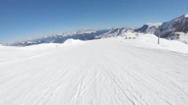 Kar kayağı ve yokuş aşağı kayak kış dağlarında karlı bir yamaçta