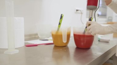 Laboratuvarda renkli organik sabun elle üretiliyor.
