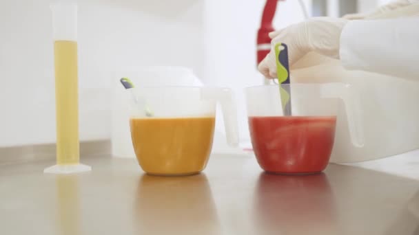 Domowa produkcja mydła organicznego do pielęgnacji ciała — Wideo stockowe
