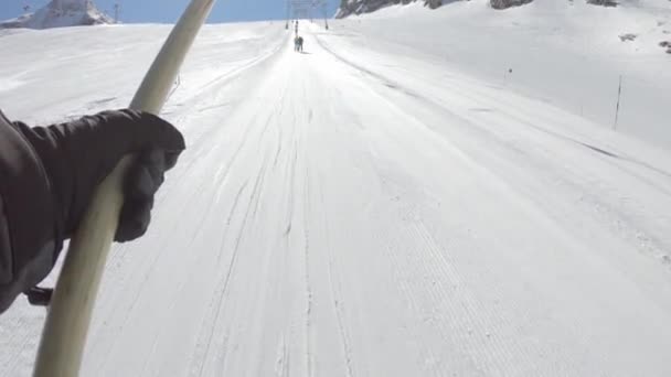 Passeio em um teleférico em uma pista de esqui nevado — Vídeo de Stock