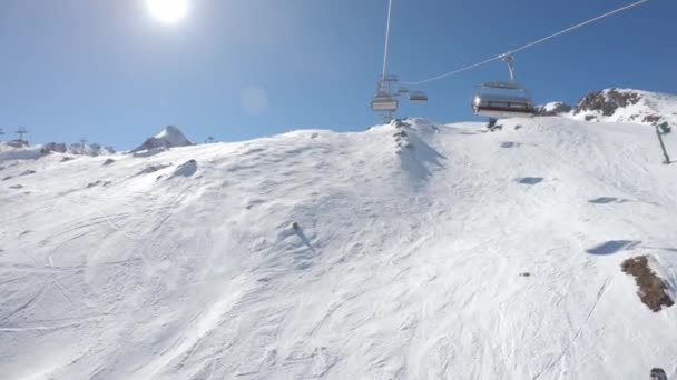 雪のスキー場のケーブルカーに乗って — ストック動画