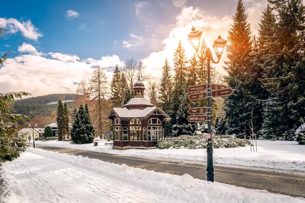 Karlova Studanka, República Checa - 02.02.2022: Spa de montaña para la relajación y la curación en la hermosa naturaleza en invierno — Foto de Stock