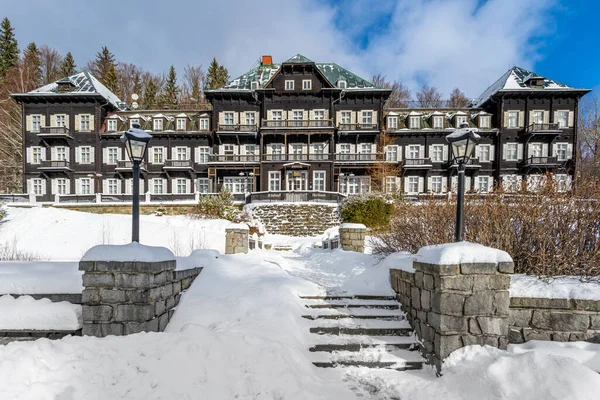 Karlova Studanka, República Checa - 02.02.2022: Spa de montaña para la relajación y la curación en la hermosa naturaleza en invierno — Foto de Stock