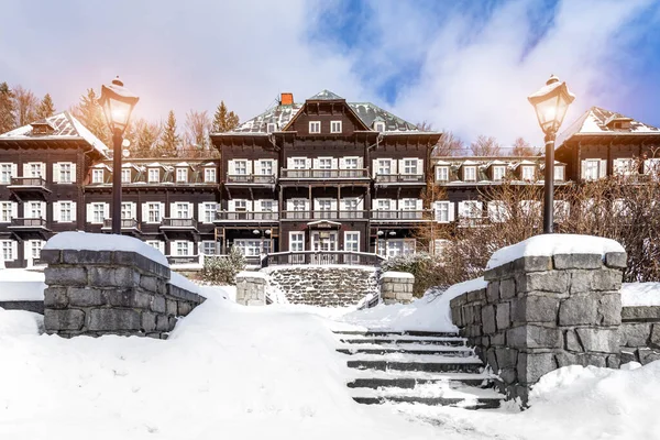 Karlova Studanka, Tschechische Republik - 02.02.2022: Gebirgsbad für Entspannung und Heilung in wunderschöner Natur im Winter — Stockfoto