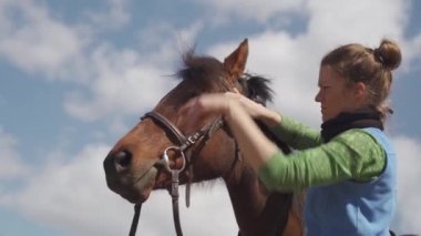 Çiftlikte eyerli atlar, ata binme hazırlığı.