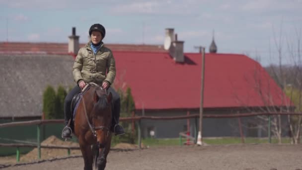 Montar a caballo en el paddock en el corral — Vídeos de Stock