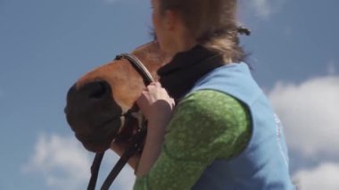 Çiftlikte eyerli atlar, ata binme hazırlığı.