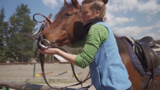 Gezadelde paarden op het erf, voorbereiding voor paardrijden — Stockvideo