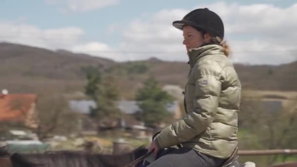 Horseback riding in the paddock at the farmyard — Stock Video