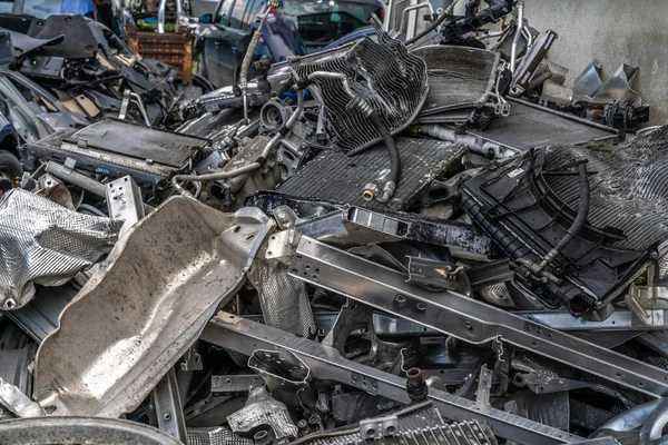 Части демонтированных автомобилей при автокатастрофе — стоковое фото