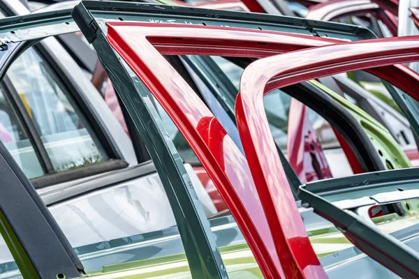 Porte auto colorate diverse in una discarica di auto — Foto Stock