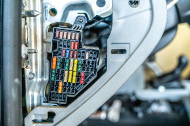 Arabanın elektrik sisteminde sigorta var.