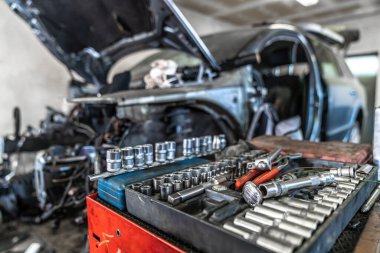 Bir servis merkezinde araba tamir aksesuarları.