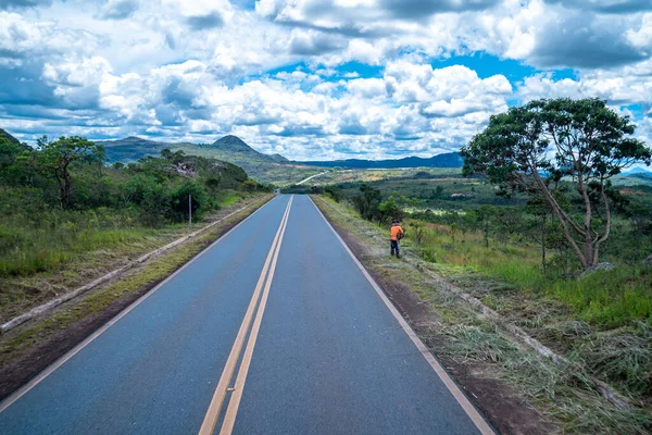 Mão Cortando Grama Longo Caminho — Fotografia de Stock