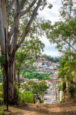 Kasabaya giden orman yolu, güzel manzaralı bir dağ bölgesi..