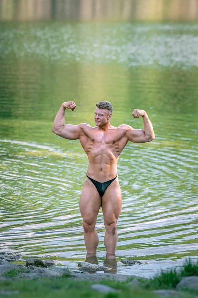 Αρσενικό Bodybuilder Στο Νερό Στη Φύση — Φωτογραφία Αρχείου