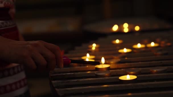 Allumer Des Bougies Dans Église — Video