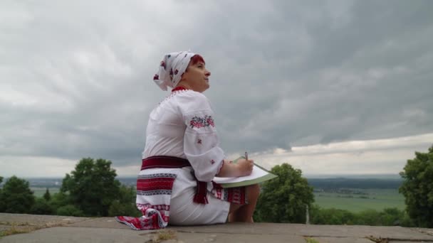 Ulusal Kostüm Giymiş Ukraynalı Bir Kadın Sevdiği Birine Mektup Yazıyor — Stok video
