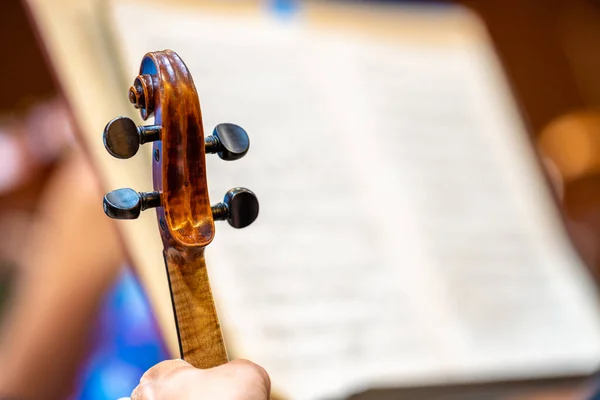 Скрипка Ноты Концерте Филармонии — стоковое фото