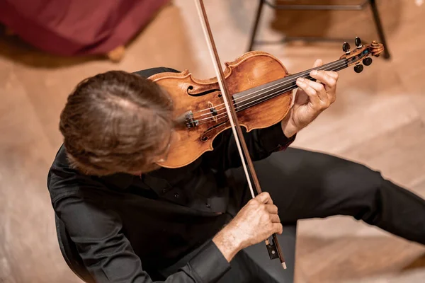 Violinist Plays Concert Philharmonic — 图库照片