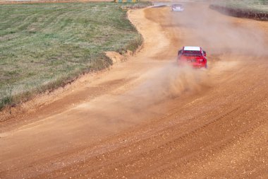 Grand Turismo yarışları otoyolda, patinaj, toz ve tekerleklerin altından çamur geliyor..