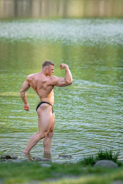 Bodybuilder Masculin Dans Eau Dans Nature — Photo