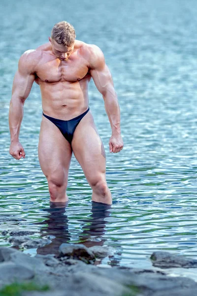 Bodybuilder Masculin Dans Eau Dans Nature — Photo