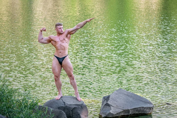 Αρσενικό Bodybuilder Από Νερό Στη Φύση — Φωτογραφία Αρχείου