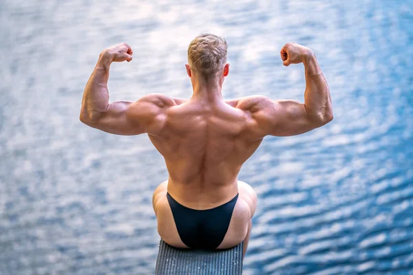 Bodybuilder Masculin Par Eau Dans Nature — Photo