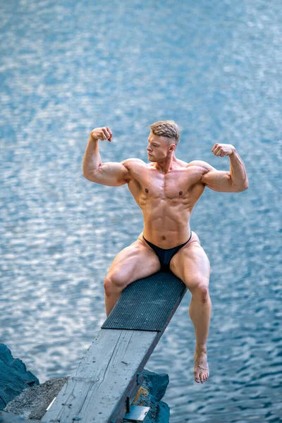 Male Bodybuilder Water Nature — Stock Photo, Image