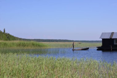 Yalnız bir kayıkçı Bir yaz günü nehirde.