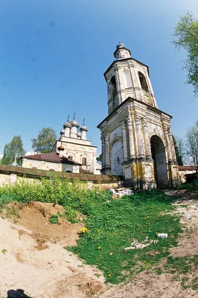 Заброшенная Церковь Колокольня Кладбище — стоковое фото