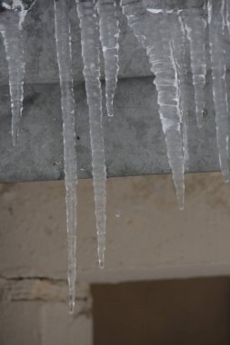 Buzların eridiği gün ağlayan buz saçakları.