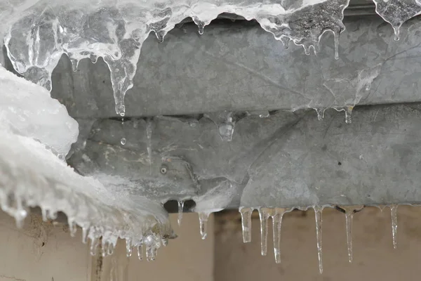 Degelo Icicles Choram Telhado Lata — Fotografia de Stock