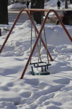 Çocuk bahçeleri boştu, herkes kayaklara ve buz pistlerine gitti..