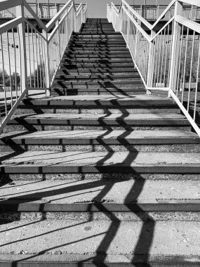 Köprünün siyah beyaz fotoğrafı