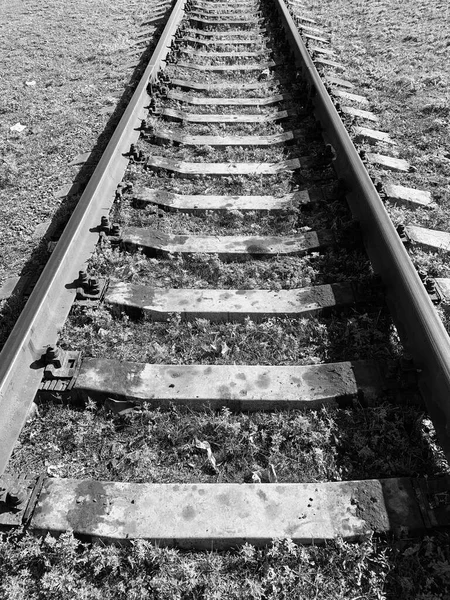 鉄道は白黒写真を追跡し — ストック写真