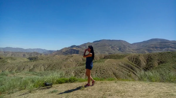 Frau Betrachtet Die Natur Vom Gipfel Des Berges Aus — Stockfoto