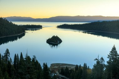 Güney Tahoe Gölü 'ndeki Zümrüt Körfezi ve Fannette Adası' nda şafak vakti. Tahoe Gölü, El Dorado County, Kaliforniya, ABD.