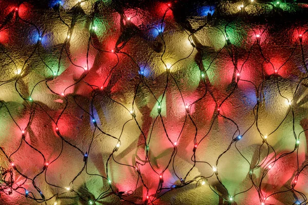 Mehrfarbige Netzleuchten Schmücken Die Wand Weihnachten — Stockfoto