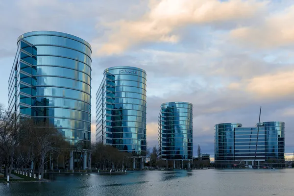 Redwood Shores, California - 1 Şubat 2021: Silikon Vadisi 'ndeki Oracle Yazılım Şirketi Binaları' nda Gün Batımı.